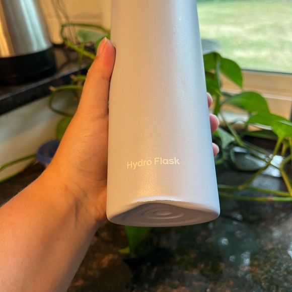 24 oz slim hydroflask in fog - Picture 12 of 13